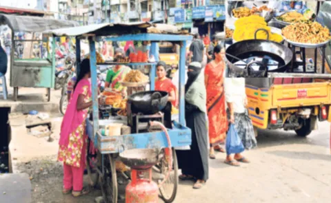 Street Traders selling food items without taking minimum precautions