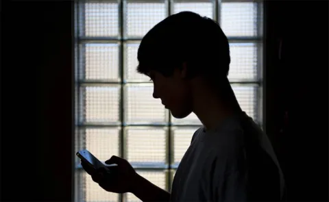 Teenager dead by jumping into borewell for Cell phone