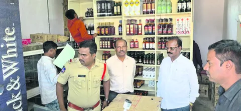 వైన్స్‌లో భారీ చోరీ
