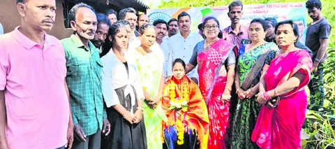 గిరిజన యువతకు క్రికెటర్‌ కరుణకుమారి ఆదర్శం 