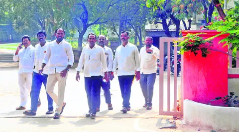 గిరిజనులపై దాడులు అరికట్టాలి 