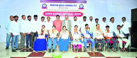 ప్రతిభాన్విత  విద్యార్థులకు సన్మానం 