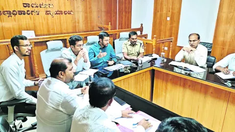 రోడ్లలో గుంతలు పూడ్చండి