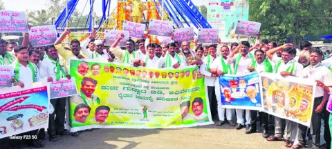 రైతులకు పరిహారం కోసం ధర్నా 