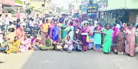 డ్వాక్రా మహిళల ఆందోళన 