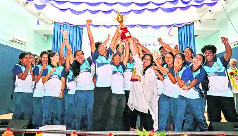 క్రీడలు దినచర్యలో భాగం కావాలి