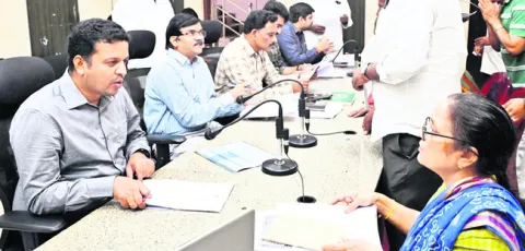 అర్జీల పరిష్కారంపై శ్రద్ధ పెట్టాలి 