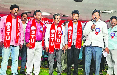 దుబాయి తీసుకెళతానంటూ మోసం 