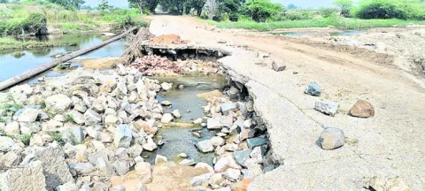 కాజ్‌వే.. కానరాదే? 
