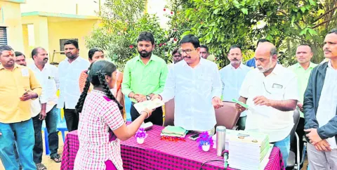 వందశాతం ఫలితాలు సాధించాలి: యెన్నం 