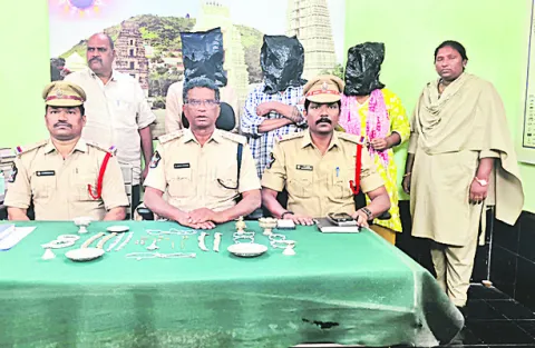 అంతర్‌ జిల్లా దొంగలు అరెస్ట్‌ 