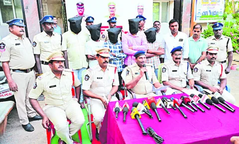 ద్విచక్ర వాహనాల చోరీ కేసులో ఐదుగురు అరెస్ట్‌ 