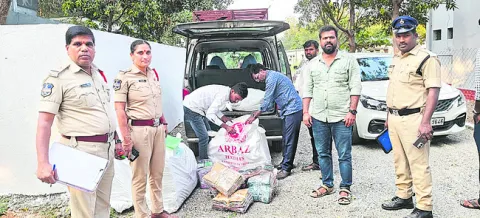 వీరోజిపల్లిలో 600 చీరల పట్టివేత