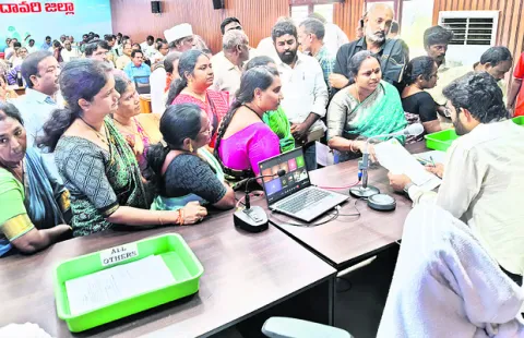 నరసాపురం కమిషనర్‌ మాకొద్దు 