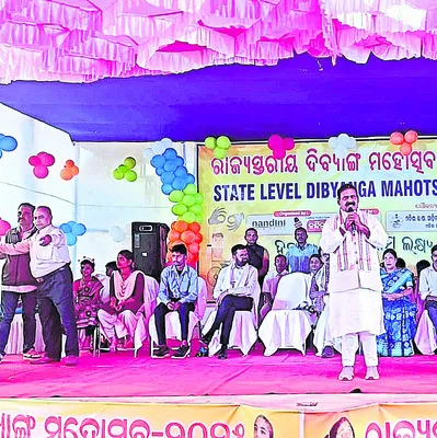 దివ్యాంగులకు చేయూత 