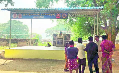 టీడీపీ నేత అత్యుత్సాహం 
