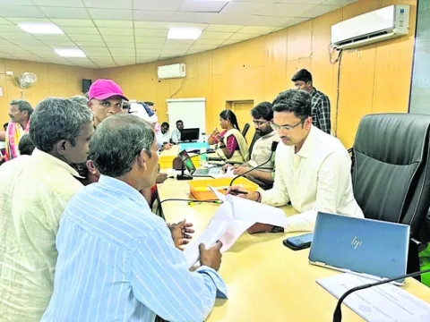 సారూ..సమస్యలు తీర్చండి 