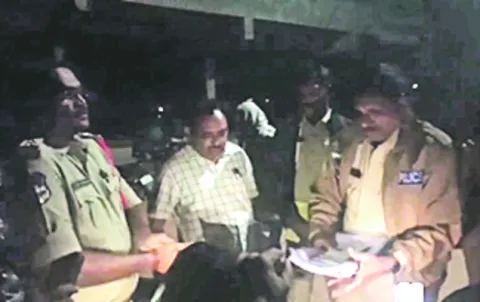 డబ్బు, మద్యం పంపిణీ..