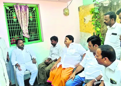 ప్రభుత్వ నిర్లక్ష్యంతోనే రైతుల ఆత్మహత్యలు 