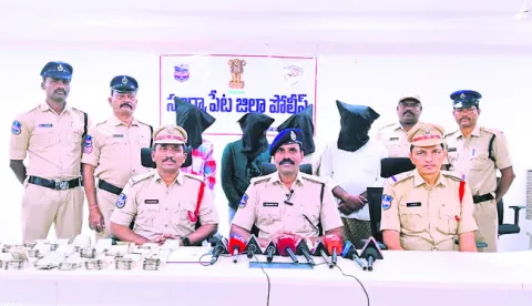 నకిలీ బంగారం విక్రయిస్తున్న ముఠా గుట్టురట్టు