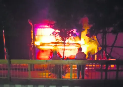 ఫ్లెక్సీ మీద పడి  ఇద్దరికి తీవ్రగాయాలు 