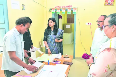 పోలింగ్‌ నాడు సెలవు