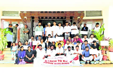 హాస్టల్‌ వసతి కల్పించాలి..