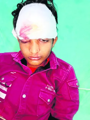 హాస్టల్‌ నుంచి బయటకు వెళ్లిన విద్యార్థులు