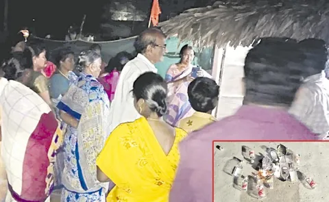 Women Attack on Belt Shops: Andhra Pradesh