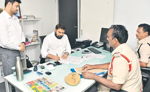 Notices for Sakshi Editor R Dhananjaya Reddy Know The Full Details Here