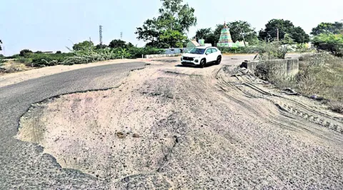 4 కి.మీ 400 గుంతలు 