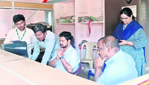 పంట రుణ వసూళ్ల లక్ష్యాన్ని పూర్తి చేయాలి