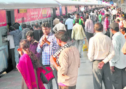 ప్రయాణికుల రద్దీ అధికం.. రైళ్ల సంఖ్య తక్కువ