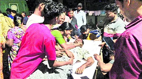 ఆటో బోల్తా.. ఇద్దరు కూలీలు మృతి 