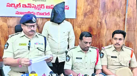 బంగారు ఆభరణాలను చోరీ చేస్తున్న దొంగల అరెస్టు 