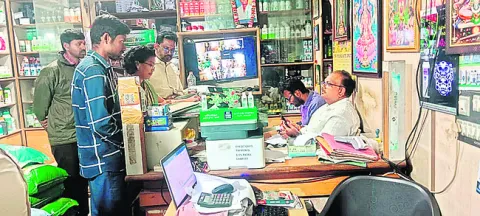 అనుమతుల్లేని రూ.17.50 లక్షల మందులు నిషేధం 