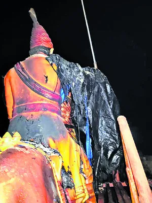 ఛత్రపతి శివాజీ విగ్రహానికి నిప్పు 