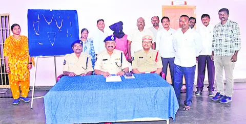 పార్కింగ్‌ చేసిన కారుల్లో చోరీ చేసే నిందితుడి అరెస్ట్‌ 