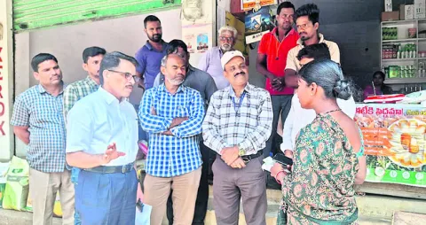 సైబర్‌ నేరాలపై అప్రమత్తంగా ఉండాలి: ఎస్పీ 

