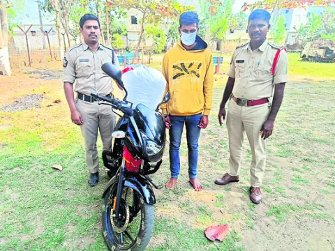 10 కిలోల గంజాయితో వ్యక్తి అరెస్ట్‌ 