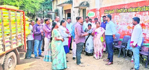 యూరియా పంపిణీ పరిశీలన