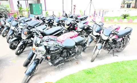 అంతర్‌ జిల్లా దొంగల అరెస్టు 