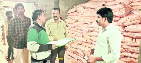 ఎరువులు దుకాణాల తనిఖీ 