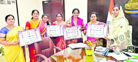 ప్రభుత్వ నర్సుల సంఘం కేలండర్‌ ఆవిష్కరించిన కలెక్టర్‌ 