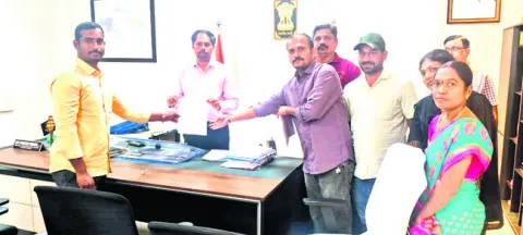 వేతనాల్లేవ్‌..పండుగెట్లా?