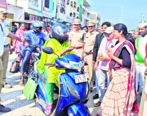 హెల్మెట్‌ ధరిస్తే అభినందన