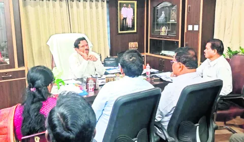 లబ్ధిదారులను ఇబ్బందిపెడితే చర్యలు