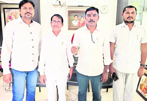 సామాజిక కార్యకర్తలకు పార్టీలు టికెట్లు ఇవ్వాలి  