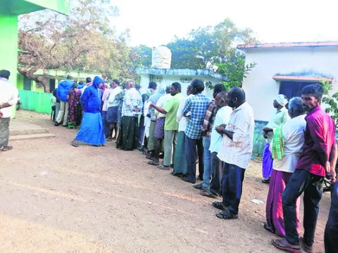 యూరియా కోసం బారులు
