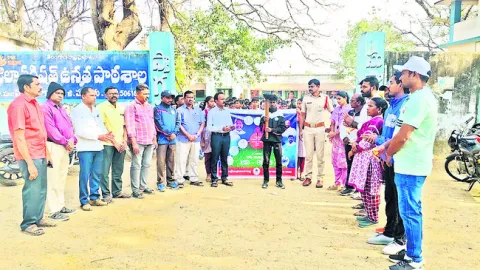 క్రీడలు స్నేహభావాన్ని పెంపొందిస్తాయి 